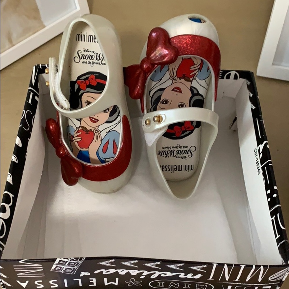 Snow White mini Melissa barley worn